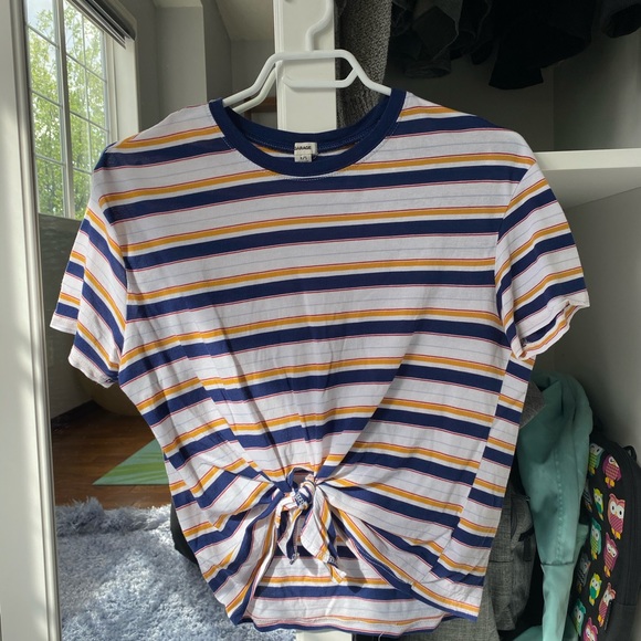 Multi-coloured striped T-shirt with tied knot. - Picture 2 of 2